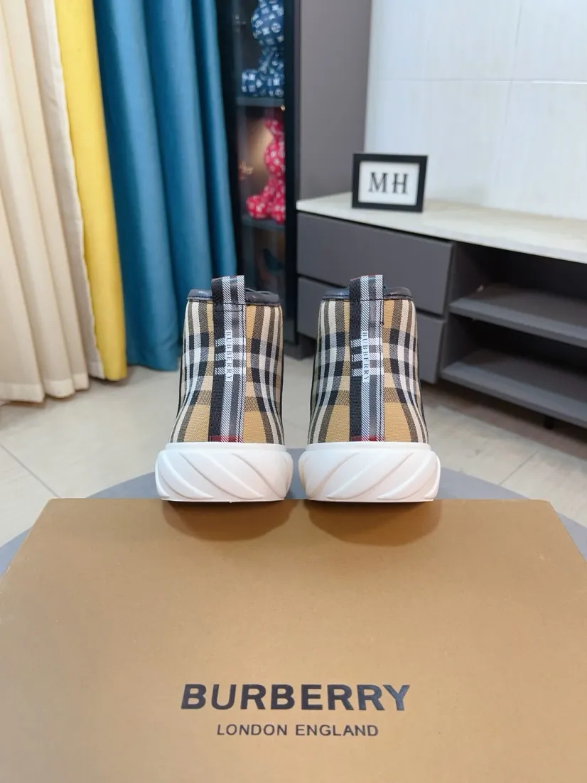 Men's shoes💰440🌹🌹"burberry" Burberry high-top original brand imported from Italy, selected cowhide with electric embroidered logo➕Genuine leather, breathable and comfortable (refuses to discolor and grind feet) Sole: non-slip rubber outsole, original quality, super comfortable Korean style shoes🏃 Men's shoe size: 38-44,